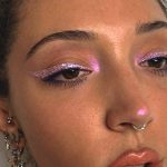 glittery-metallic-eyeliner-look-christmas-makeup-ideas-min