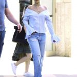 rihanna-2018-boyfriend-jeans-look