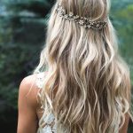 loose-blonde-curly-wedding-hairstyle-2019-min